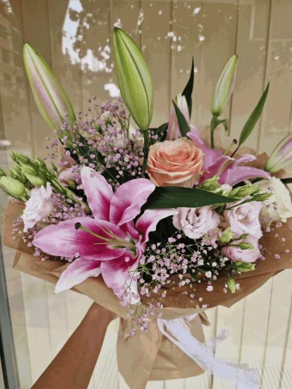 Elegantni buket pink cveća Buket pink cveća, dostava cveća Ruma