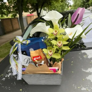 Aranžman cveća sa ružičastim i belim cvetovima u ukrasnoj drvenoj kutiji